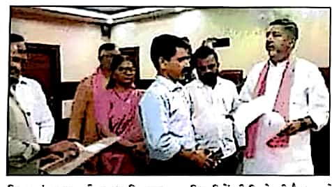 जिला योजना समिति के बैठक का सासंद विरेन्द्र सिंह ने किया बहिष्कार