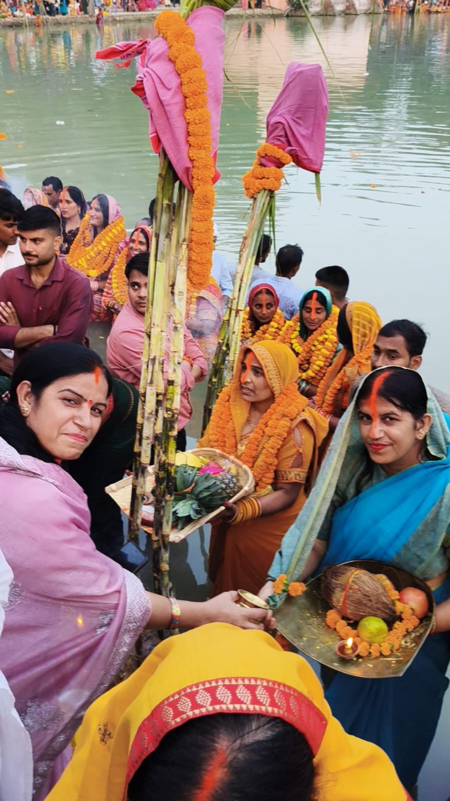 लाखों श्रद्धालुओं ने अस्ताचली सूर्य को दिया अर्घ्य