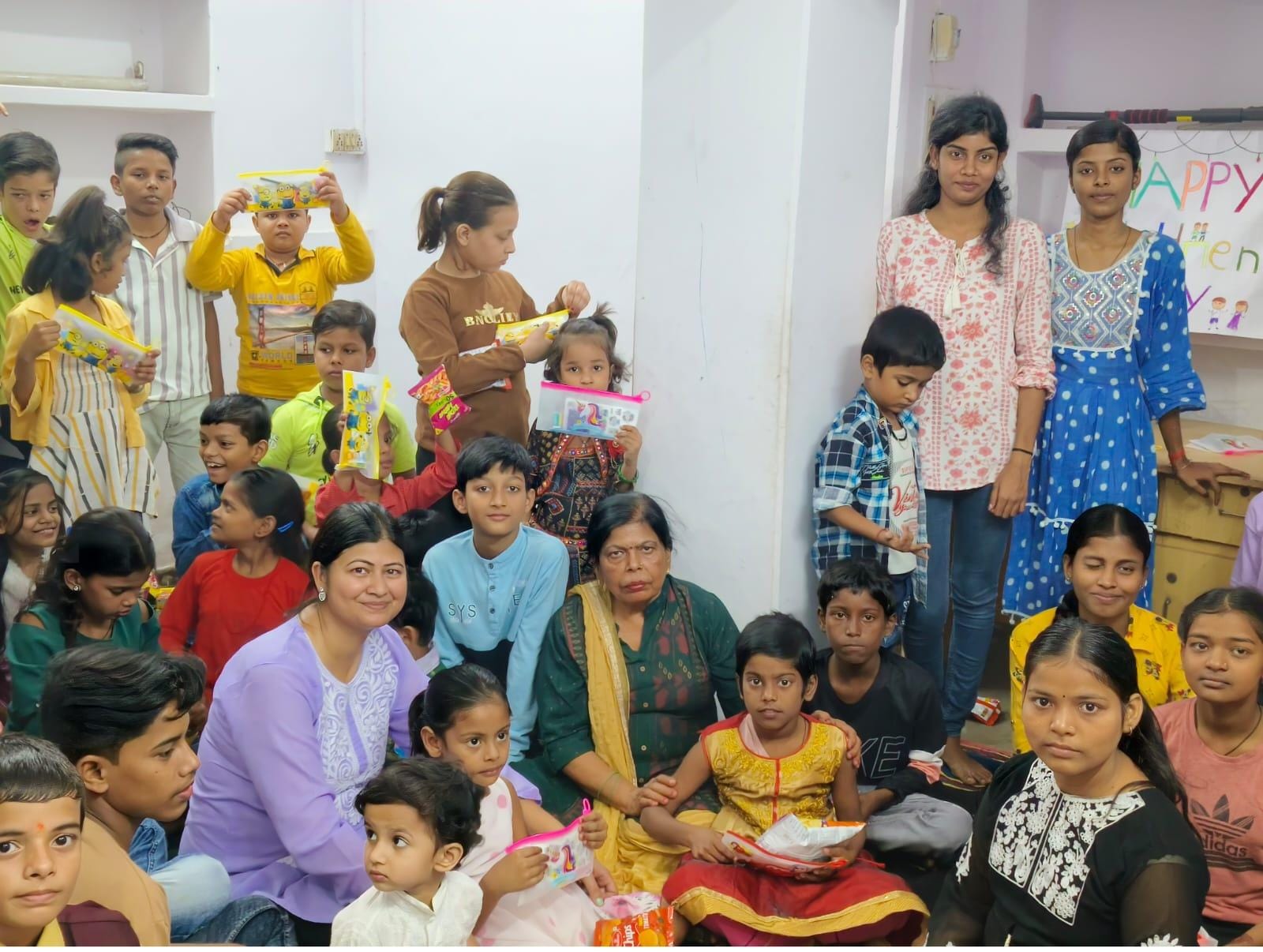 समाजसेवी कांति दीक्षित ने ज़ो कोचिंग सेंटर में हर्षोल्लास के साथ बच्चों सँग मनाया बाल दिवस