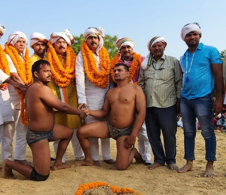 चोलापुर के नियार में विराट कुश्ती दंगल