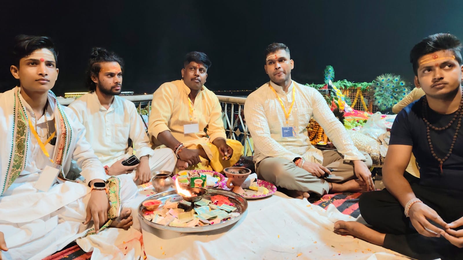अपना भारतीय सनातन पार्टी के वाराणसी जिलाध्यक्ष रवि शंकर पांडे ने अहिल्याबाई घाट पर दीपक जलाकर हर्षोल्लास के साथ मनाया देव दीपावली।