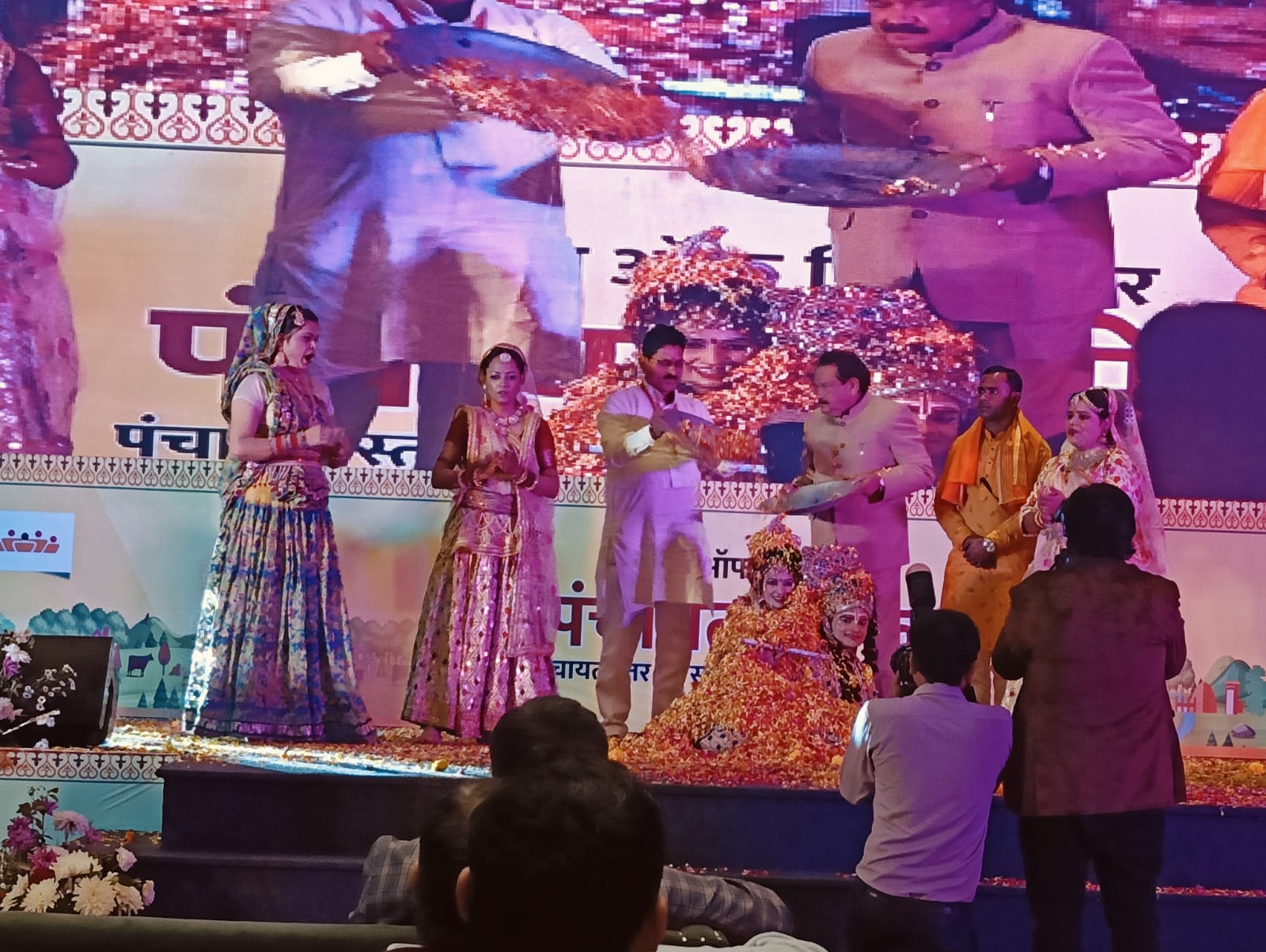राष्ट्रीय कार्यशाला में केंद्रीय मंत्री प्रोफेसर एसपी सिंह बघेल और वाराणसी के प्रधान संघ अध्यक्ष राकेश कुमार सिंह ने खेली ब्रज की फूलों की होली 