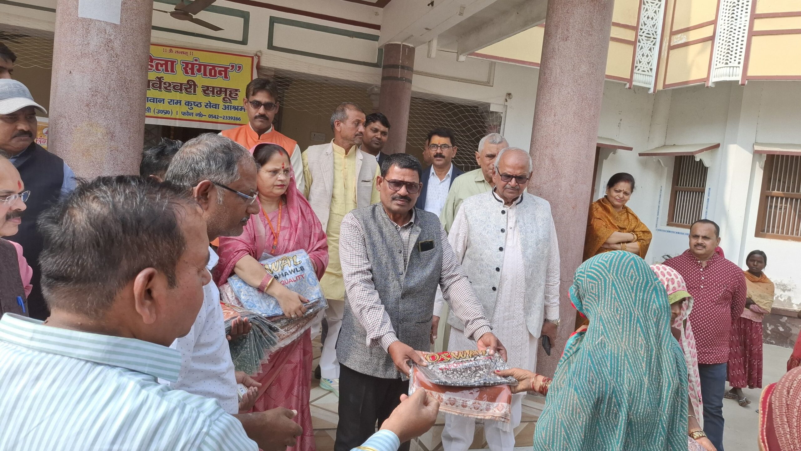 गरीब महिलाओं में साल वितरण का हुवा आयोजन