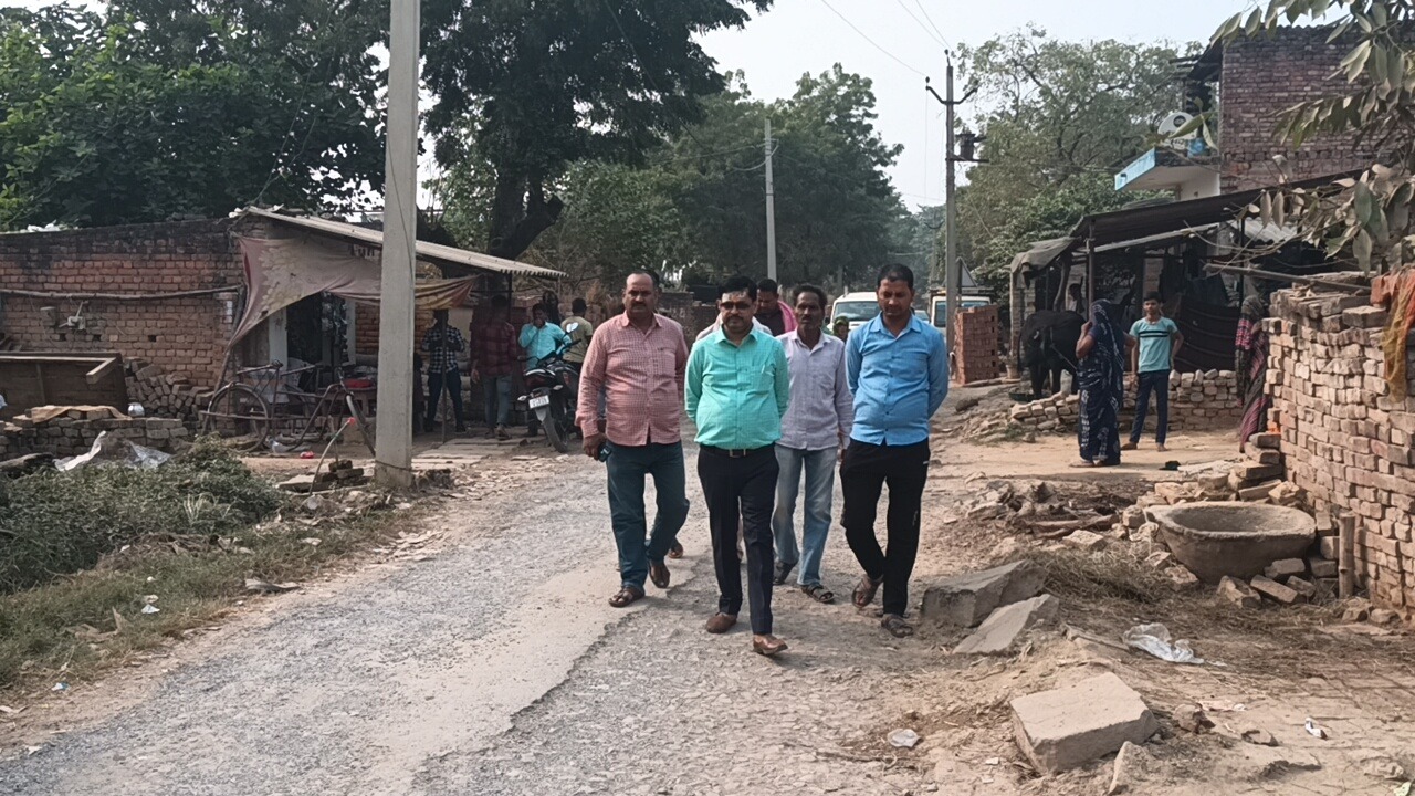 नाली पर “ग्रामीणों का अवैध कब्जा बना सफाई कार्य में बाधा, प्रशासन ने किया निरीक्षण”