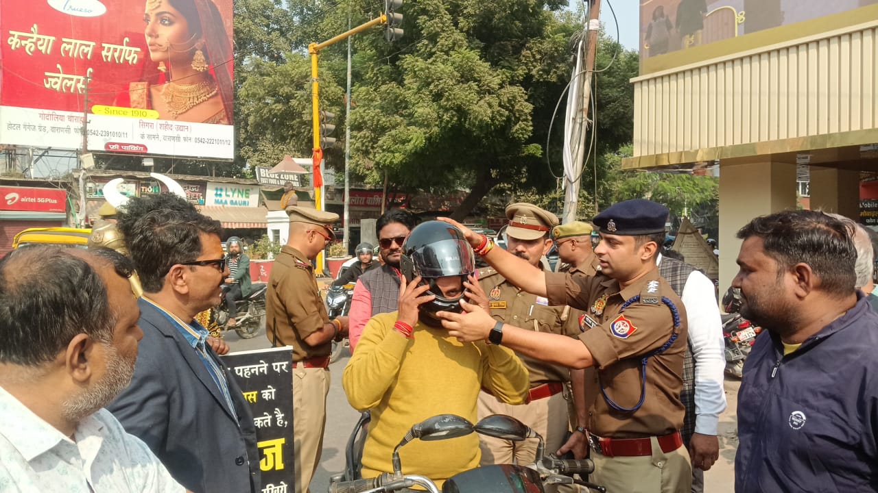 अभ्युदय सेवा समिति द्वारा सिगरा तिराहे पर किया गया हेलमेट वितरण