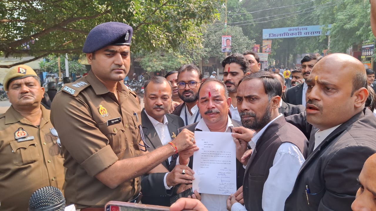 निबंध मित्र के विरोध में सेन्टरल बार एशोसिएशन के महामंत्री पद के प्रत्याशी अनूप सिंह और अधिवक्ताओं का विरोध प्रदर्शन