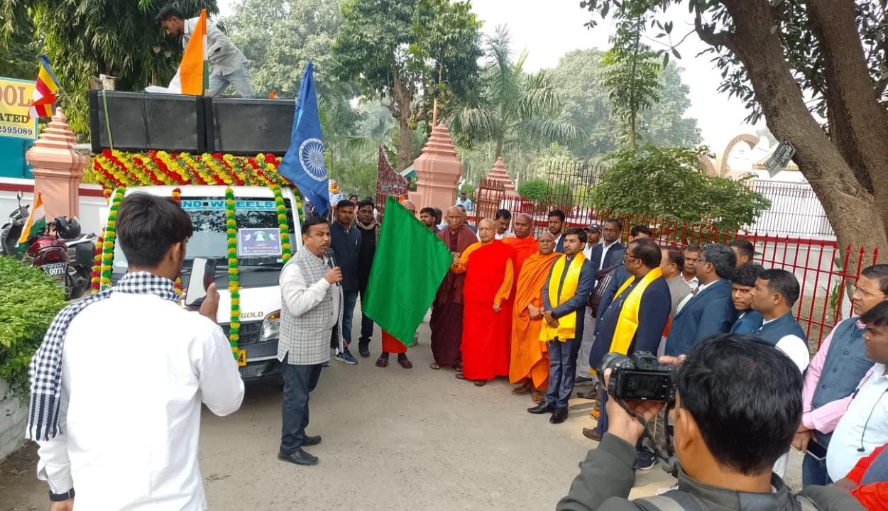संविधान दिवस के अवसर पर भीम गर्जना संघ द्वारा धमेक स्तूप सारनाथ से प्रयागराज तक निकाली गई विश्व मैत्री शान्ति यात्रा