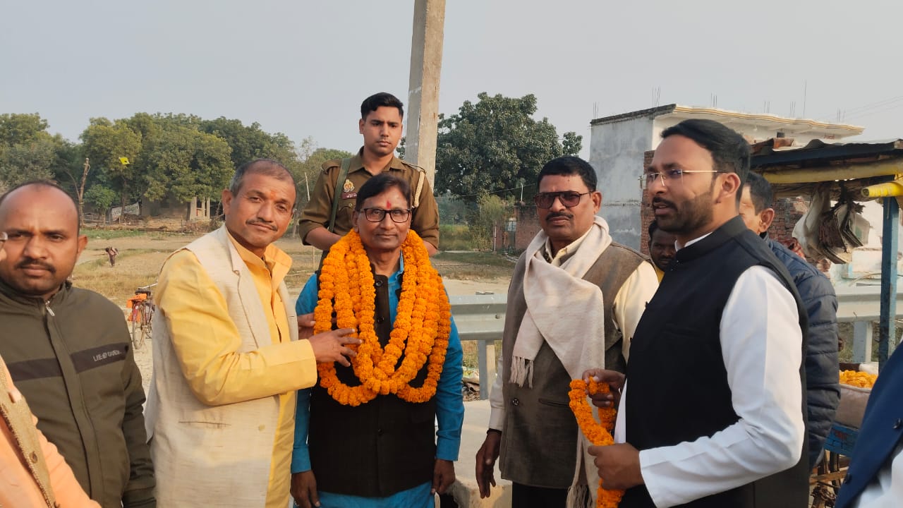 विधायक ने क्षेत्रीय लोगों के बीच हाईवे रोड पर मनाया एनिवर्सरी 