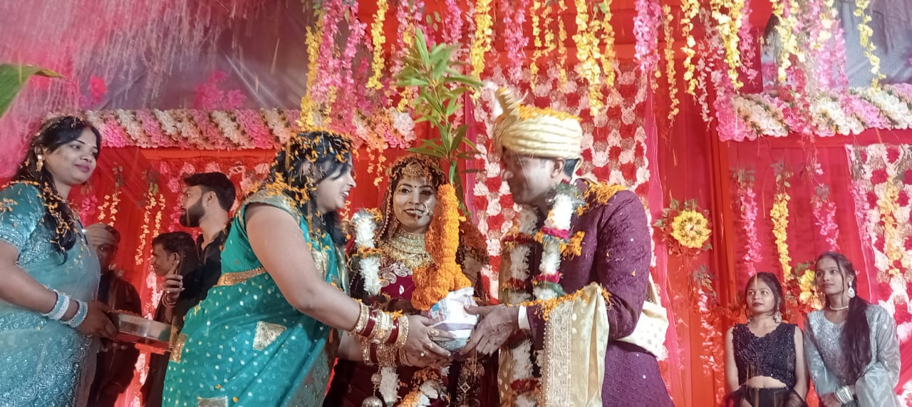 वर माला से पहले ली पौध रोपण और संरक्षण का संकल्प
