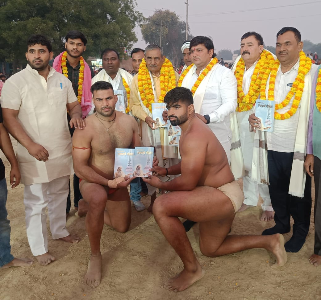 कुश्ती दंगल : पहलवानों ने अखाड़े में ठोंकी ताल, दिखाया दमखम