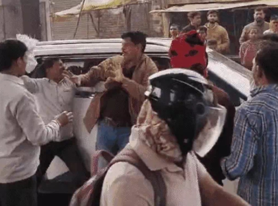 कार और ऑटो की टक्कर के बाद विवाद, SHO को भीड़ ने पीटा
