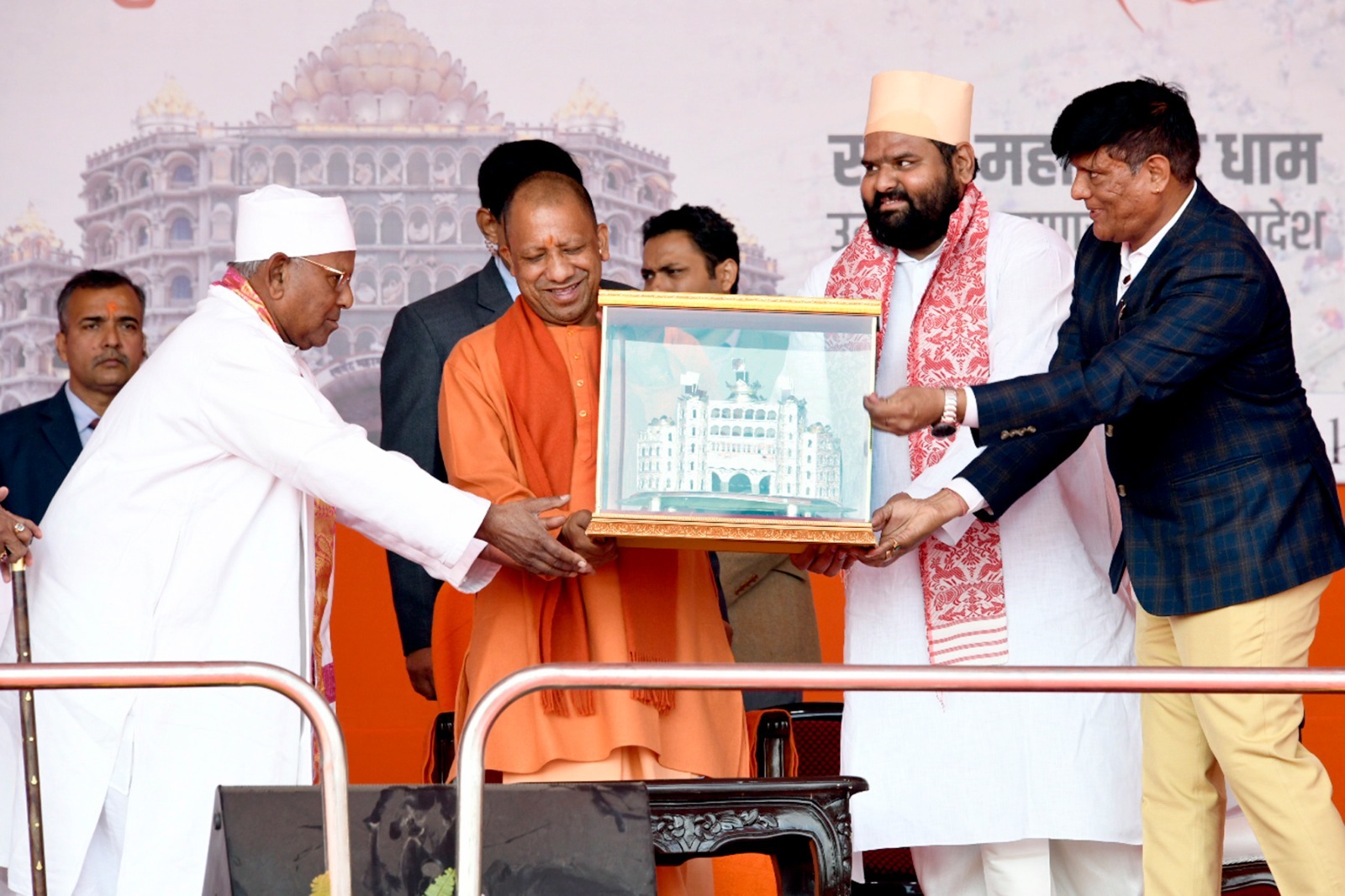 विहंगम योग के शताब्दी समारोह पर आयोजित 25000 कुण्डीय स्वर्वेद ज्ञान महायज्ञ में उत्तर प्रदेश के मुख्यमंत्री योगी आदित्य नाथ हुये शामिल