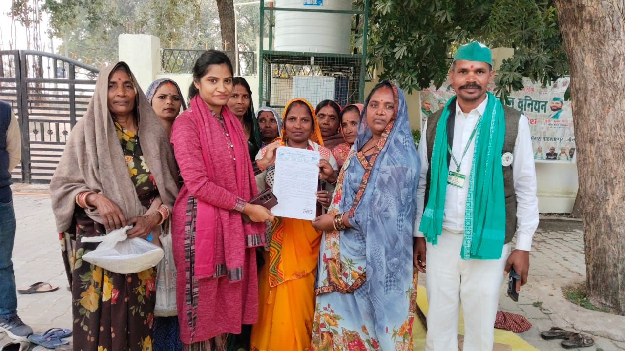 किसान यूनियन ने खंड विकास अधिकारी को सौंपा ज्ञापन