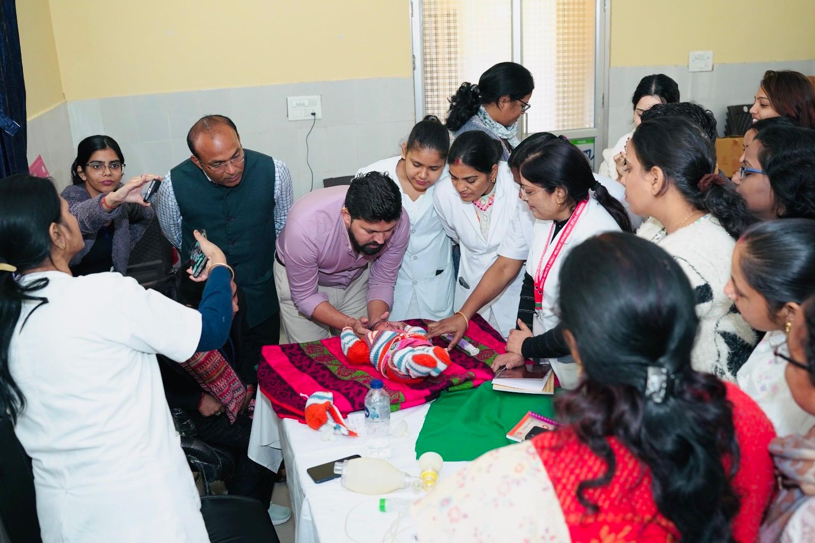 नवजात मृत्यु दर पर काबू: सीएचसी चोलापुर में प्रशिक्षण कार्यक्रम आयोजित