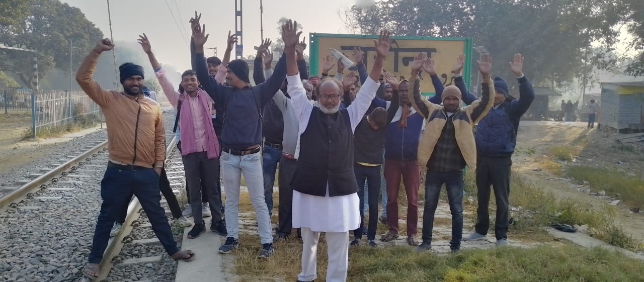 अतुल सुभाष सुसाइड हत्या पर जरौना रेलवे हाल्ट स्टेशन पर हुआ प्रदर्शन रेल-रोको आंदोलन की घोषणा
