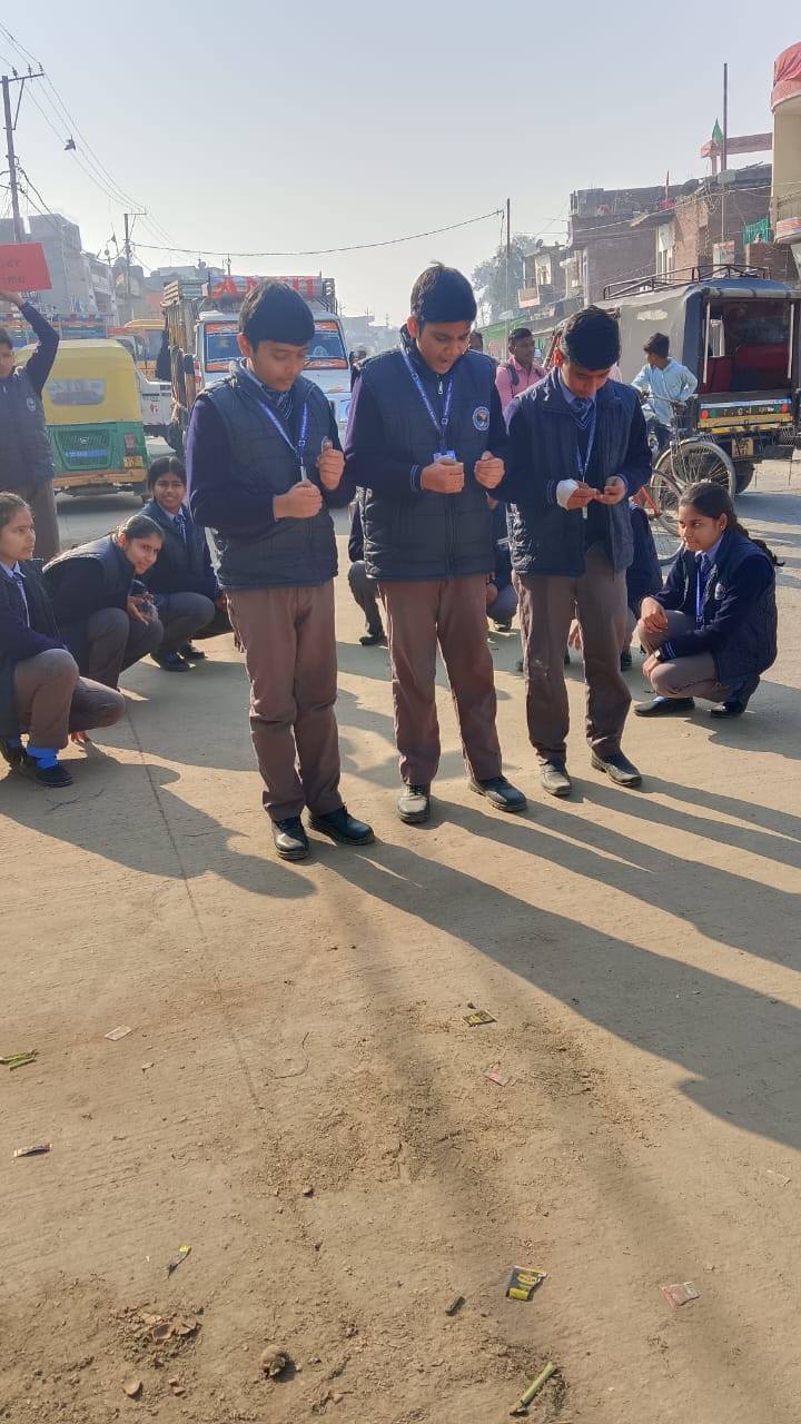 वुडवर्ड पब्लिक स्कूल के छात्रों ने नुक्कड़ नाटक से लोगों किया जागरूक