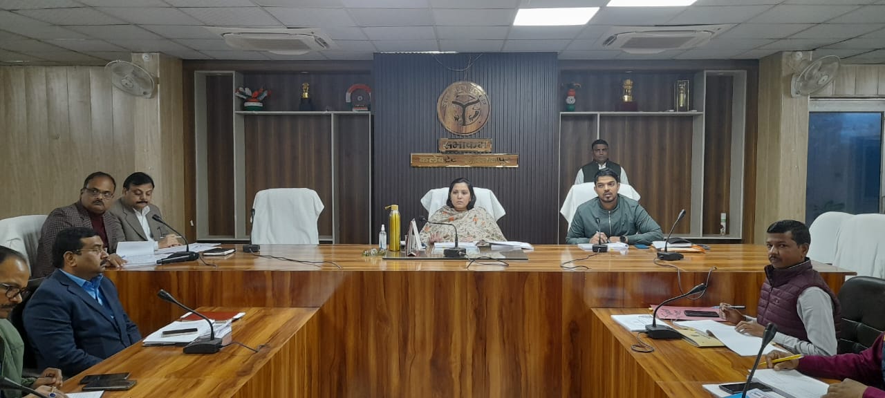 जिलाधिकारी की अध्यक्षता में 50 लाख से अधिक लागत की निर्माणाधीन परियोजनाओं की समीक्षा बैठक
