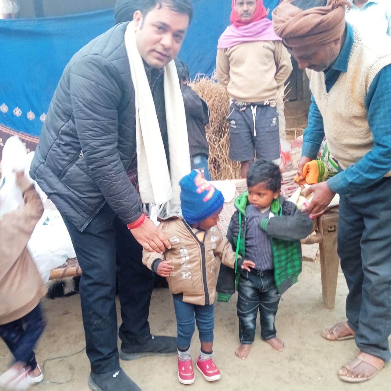 अभ्युदया सेवा समिति की ओर से परसरा ग्राम सभा में गरीब असहाय बच्चों को गरम कपड़े और कंबल वितरित
