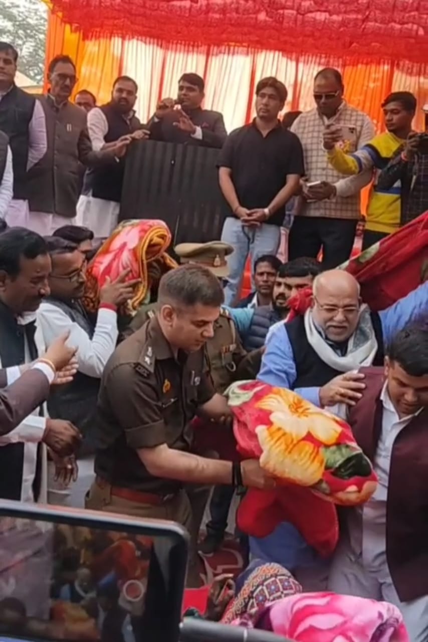 3500 कंबल वितरण समारोह- बरसठी ब्लॉक प्रमुख अनीता सुरेंद्र शुक्ला द्वारा आयोजित किया गया 