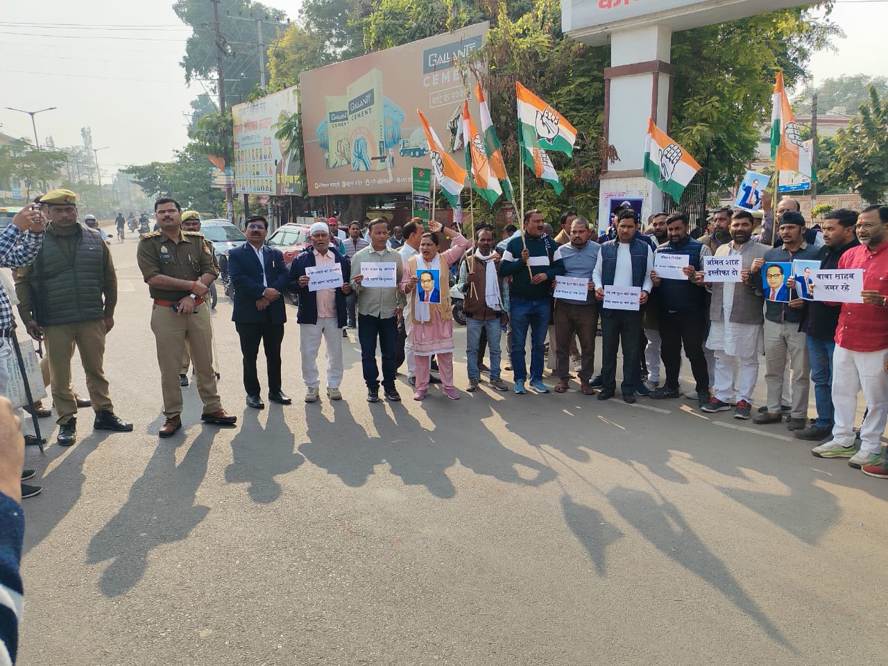 बाबा साहेब के अपमान पर भड़के कांग्रेसी प्रदर्शन कर गृह मंत्री के इस्तीफे की उठाई मांग