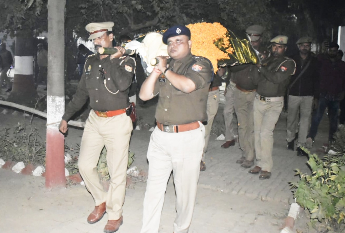 सुलतानपुर पुलिस ने उo निo मुक्ताबुद्दीन की आकस्मिक निधन पर शोक सलामी दी 