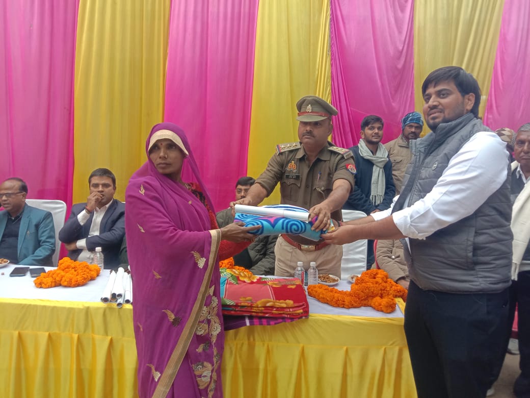 महिला जागरूकता और कंबल वितरण कार्यक्रम का आयोजन तेवर गांव में हुआ सम्पन्न