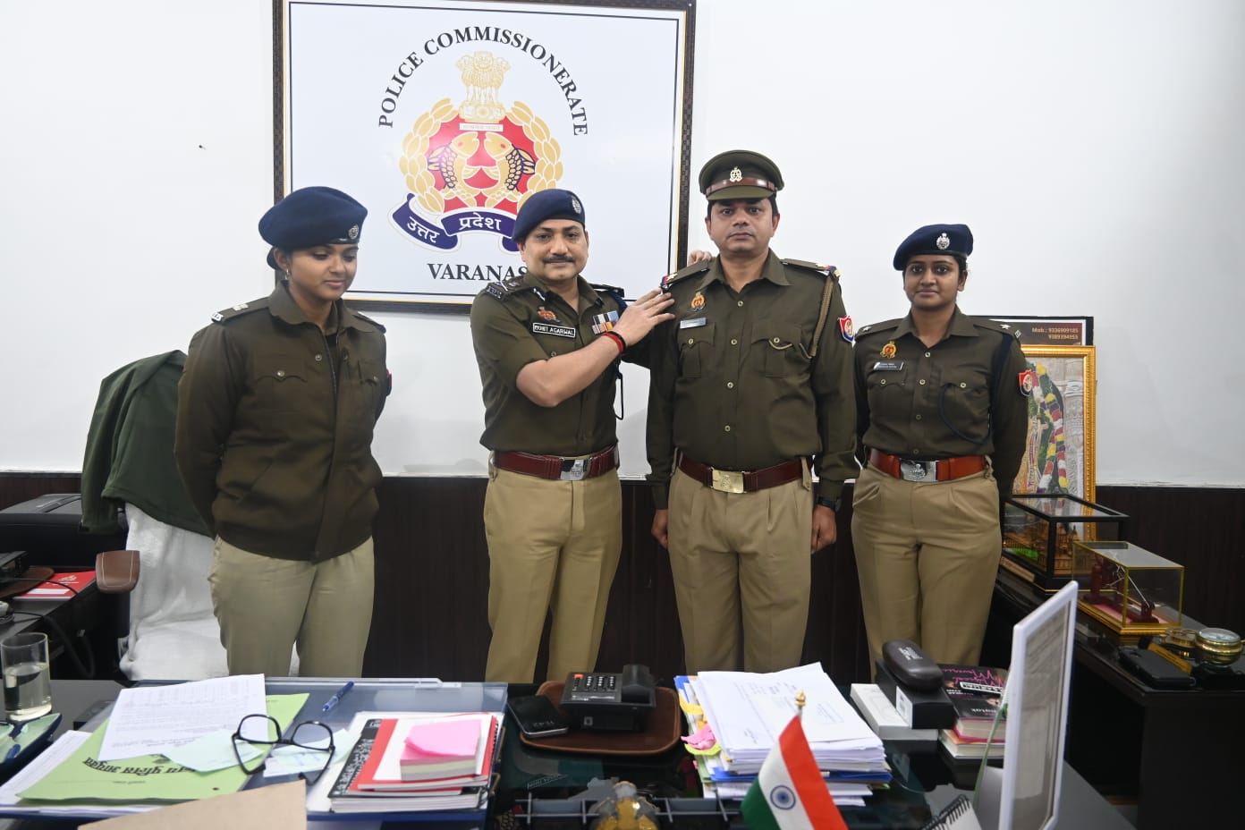 पुलिस कमिश्नर मोहित अग्रवाल के द्वारा सहायक उपनिरीक्षक बनने पर लगाया गया स्टार