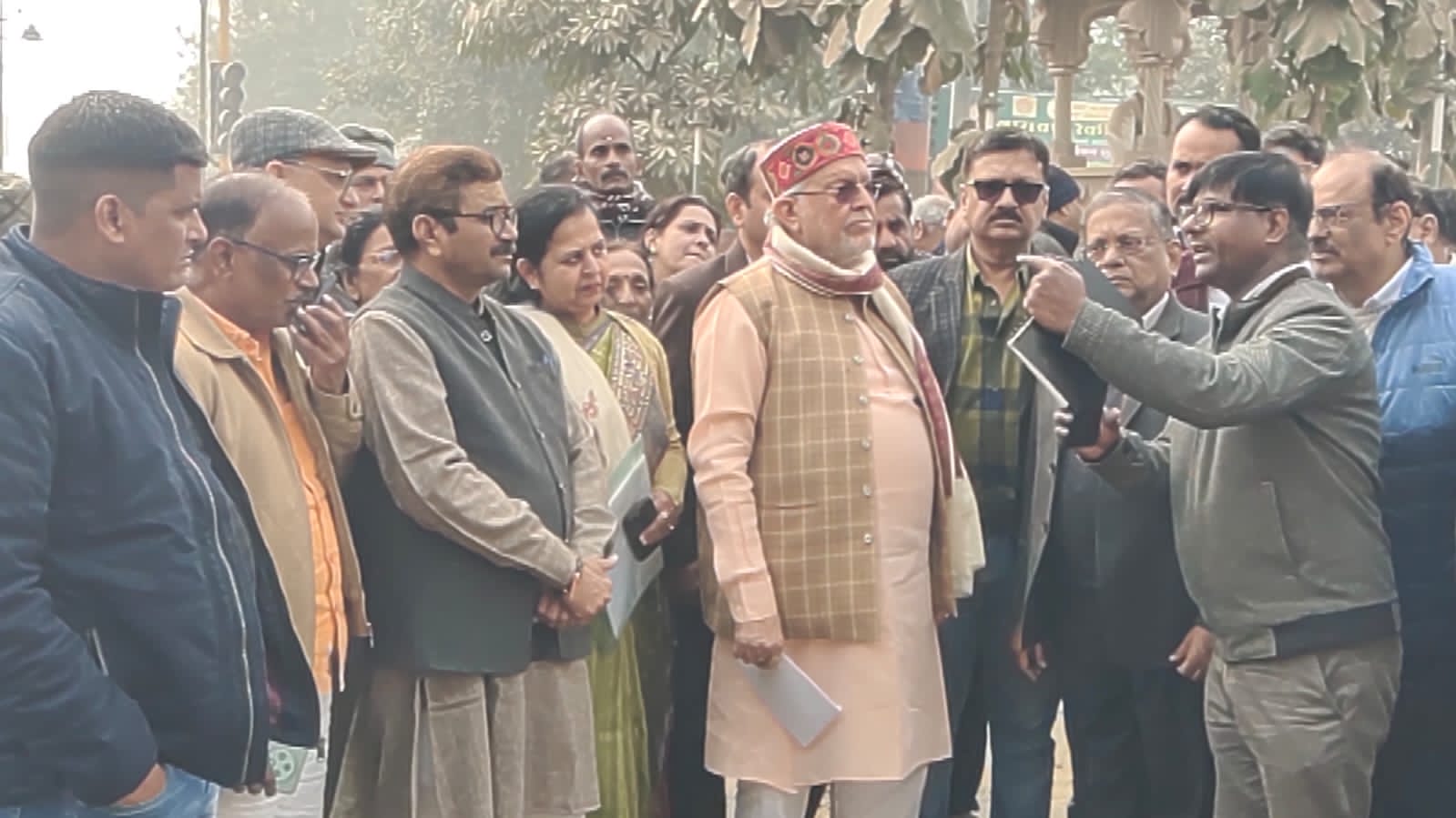 रविन्द्रपुरी कालोनी मे 30 माह से हो रहे अनियोजित विकास को लेकर कैबिनेट मंत्री सुरेश खन्ना ने विधायक नीलकंठ तिवारी सँग किया निरीक्षण, लापरवाही मिलने पर कर्मचारियों को जमकर लगाया फटकार 
