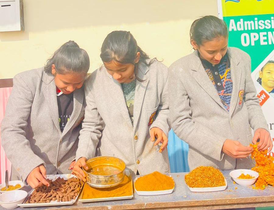 चोलापुर की तीन छात्राएं करेंगी प्रतिनिधित्व, पूजा के बाद बेकार फूल से बनाती हैं धूप, 16 जनवरी को नेशनल स्टार्टअप डे पर जाएंगी कानपुर