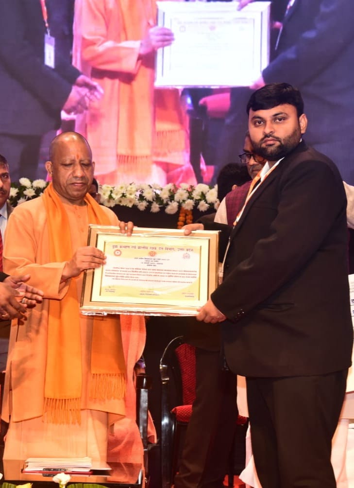 विवेकानंद यूथ अवॉर्ड से मुख्यमंत्री ने किया सम्मानित