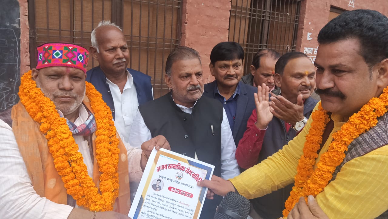 हंसराज विश्वकर्मा के हाथों अजय समिति के सर्वोच्च सेवा पत्र ग्राम प्रधान एवं पत्रकार को किया वितरित