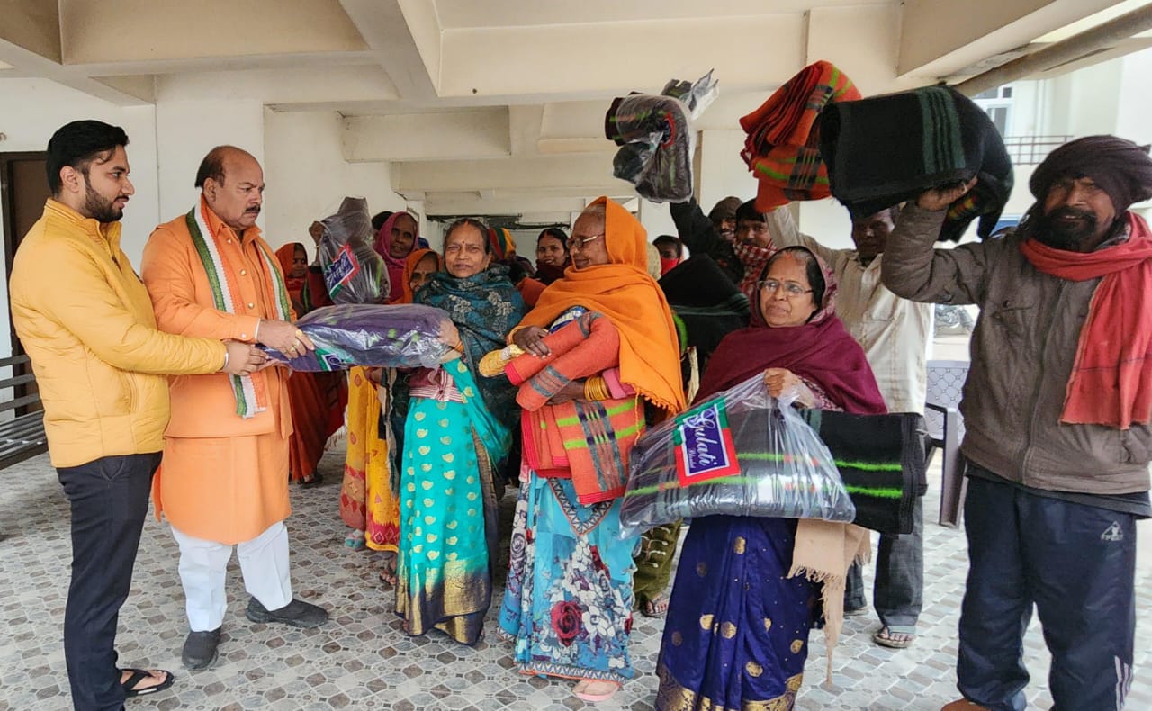 अखिल भारतीय राष्ट्रीय कांग्रेस कमेटी के महासचिव सांसद प्रियंका गांधी वाड्रा के जन्मदिन के अवसर पर गरीबों मे किया गया कंबल वितरण 