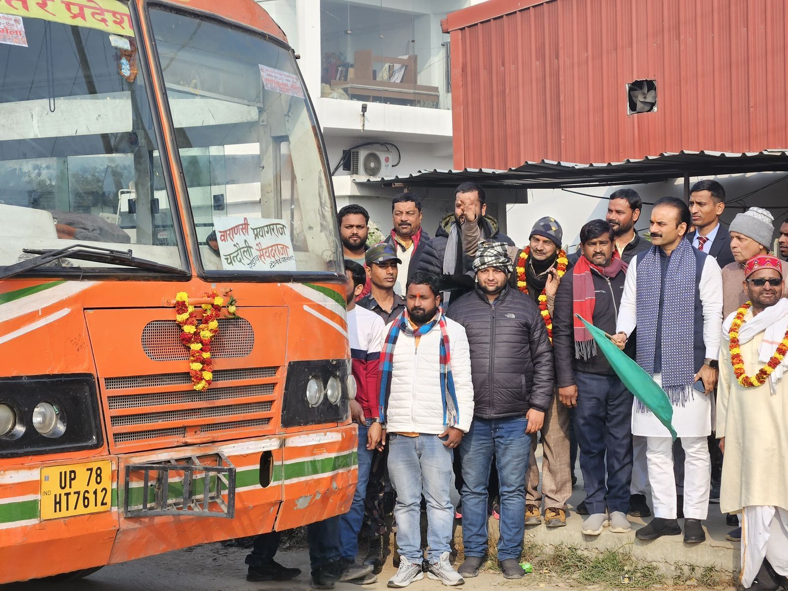 महाकुंभ में चंदौली से भी चली बसे, विधायक सुशील सिंह ने हरी झंडी दिखाकर किया बसों को रवाना 