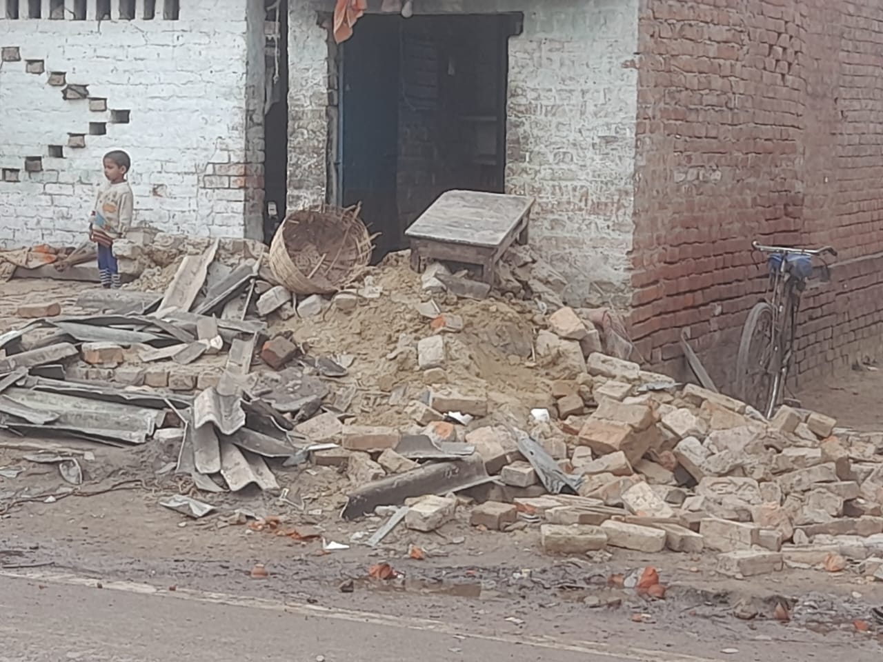 स्कॉर्पियों के टक्कर से दो गंभीर रूप से घायल पान की दुकान हुई क्षतिग्रस्त