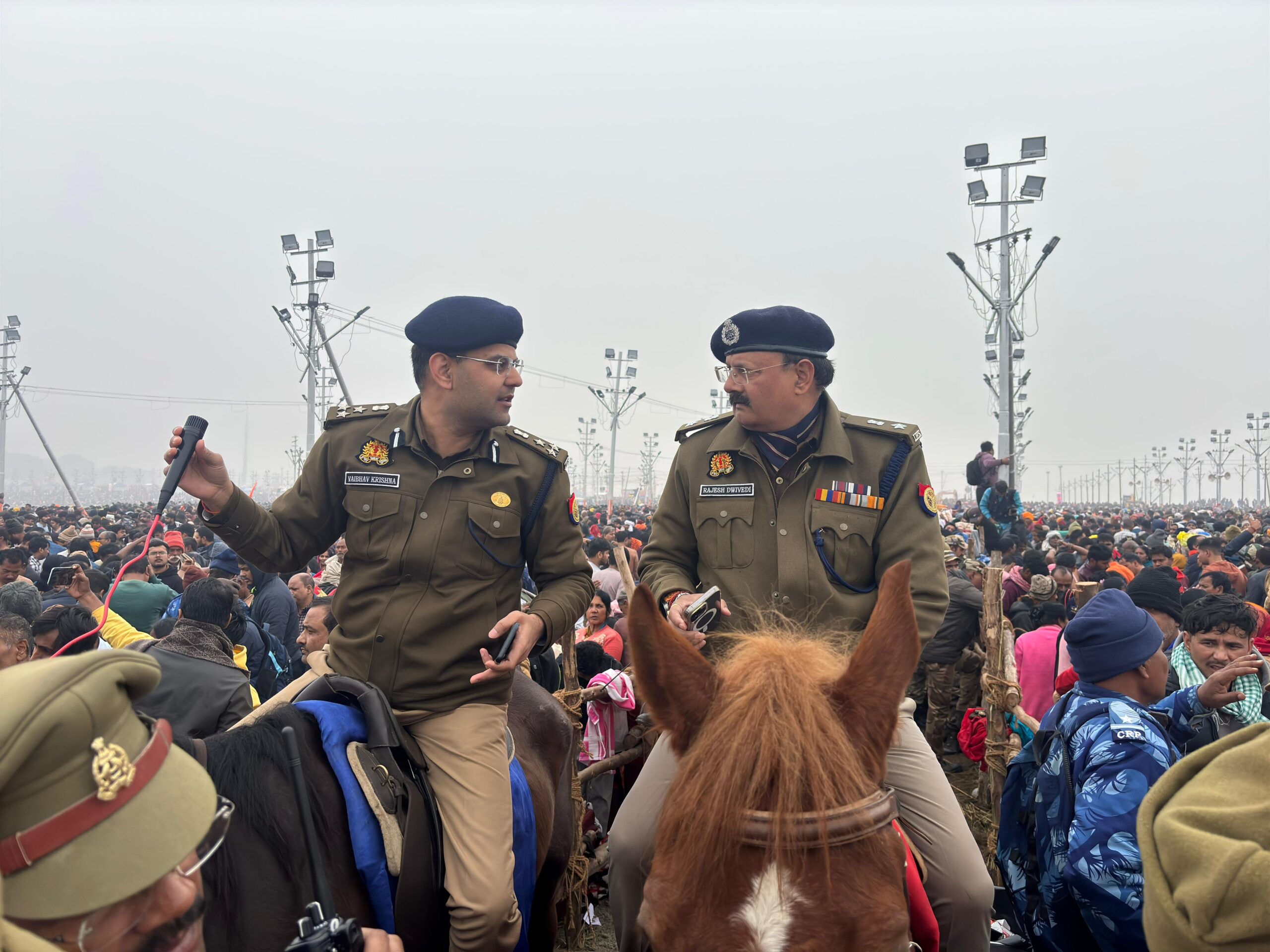 मुख्यमंत्री योगी आदित्यनाथ के निर्देश पर सुरक्षा सुनिश्चित करने के लिए पूरे मेला क्षेत्र में भ्रमण करते नजर आए आला अधिकारी