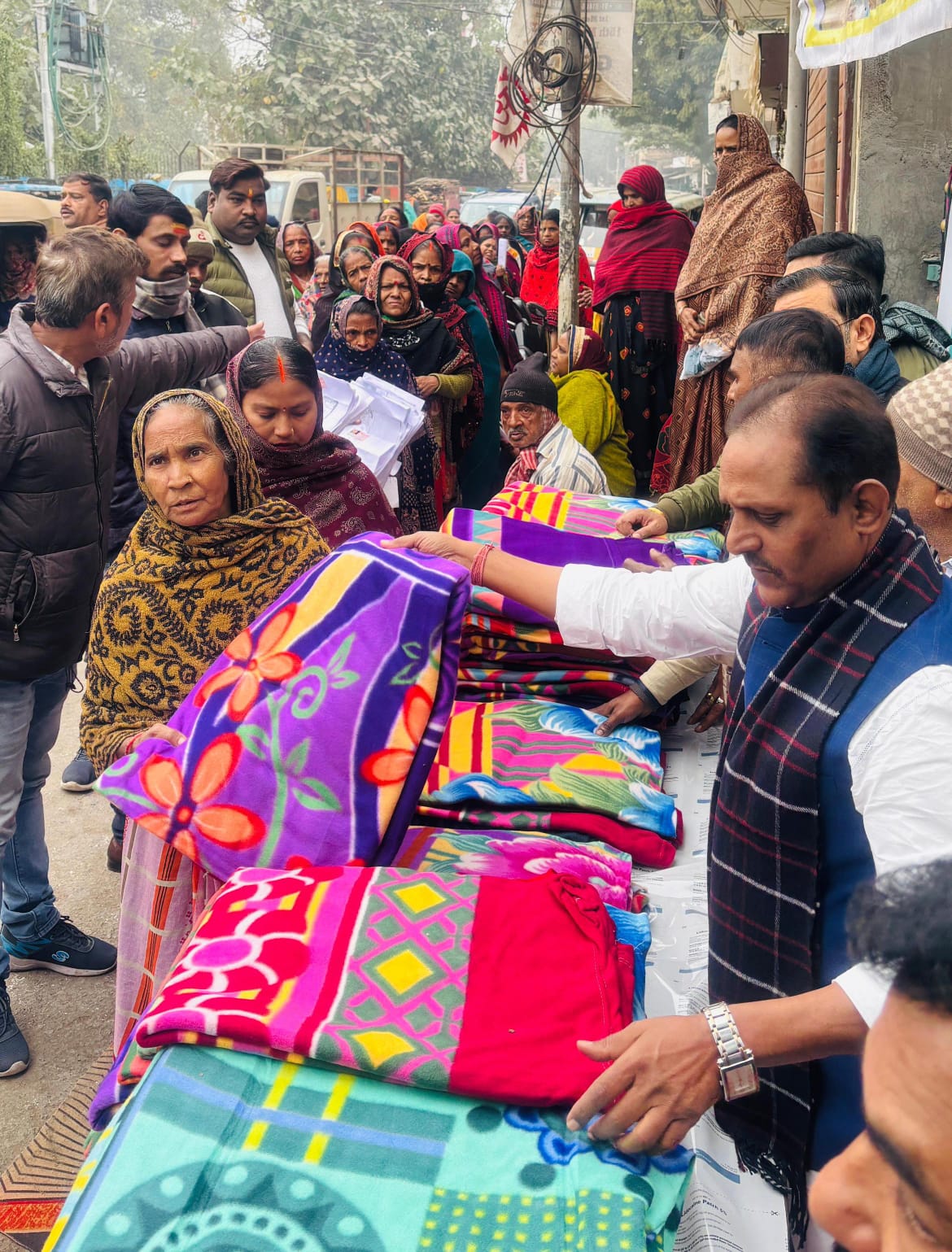 गरीबों असहाय को ठंड से निजात दिलाने हेतु बांटी गई कंबल