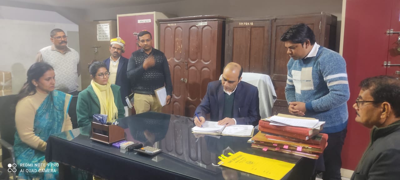 नवागत डीएम शिव सहाय अवस्थी ने लिया चार्ज