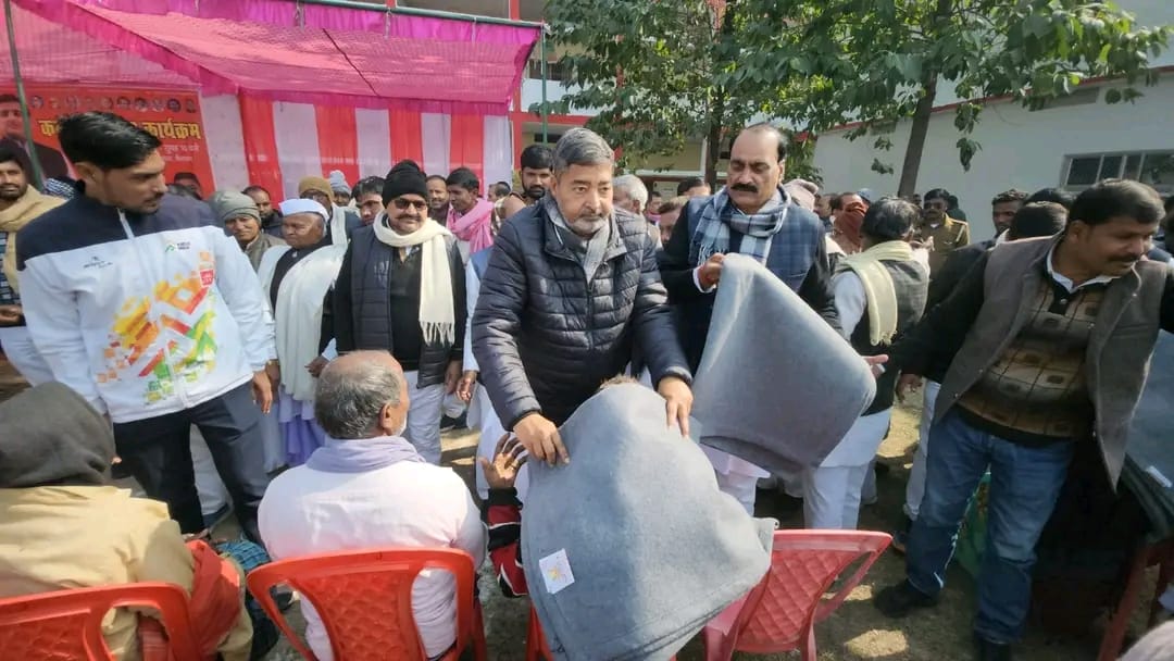 सपा नेताओं ने बढ़ती ठंड से बचाव के लिए जरूरतमंदों के बीच किया कंबल वितरण