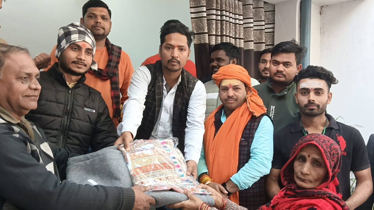 समाजसेवी वैभव पांडे उर्फ छोटू ने गरीब असहाय के बीच किया साड़ी, कंबल वितरण।