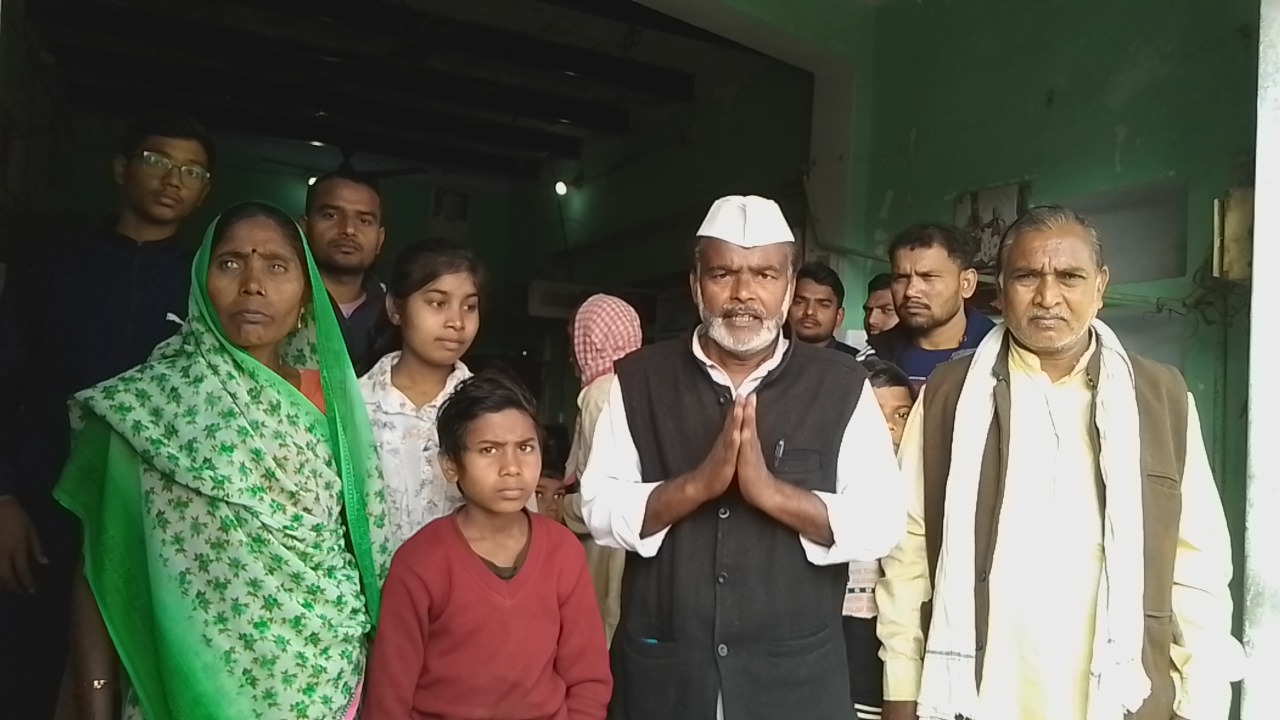 मीरगंज पोस्ट ऑफिस पिन 222165 डेढ़ महीने से सर्वर नहीं आ रहा है अब जनता लगायेगी पोस्ट ऑफिस में ताला