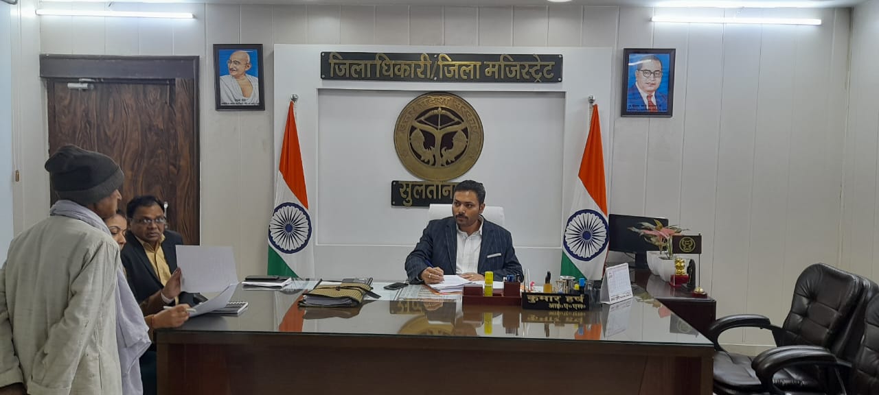जिलाधिकारी द्वारा जनता दर्शन में सुनी जा रही हैं जन समस्याएं