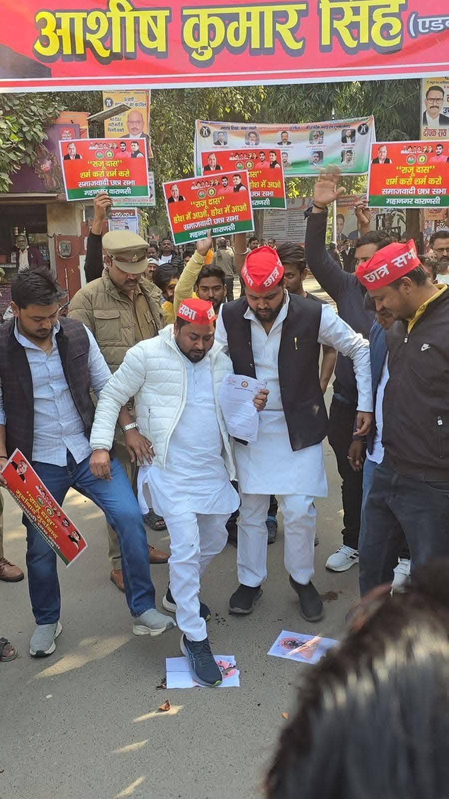 वाराणसी मुख्यालय पर समाजवादी कार्यकर्ताओं ने बाबा राजू दास का पुतला फूंका