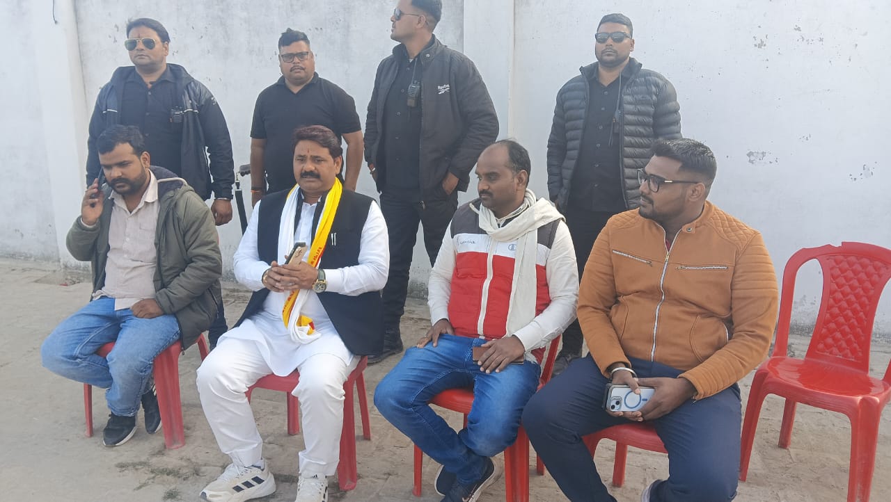 पूर्व ग्राम प्रधान के घर सोक संदेश में सामिल हुए लोक जन सोशलिस्ट पार्टी राष्ट्रीय अध्यक्ष डॉ विरेन्द्र विश्वकर्मा