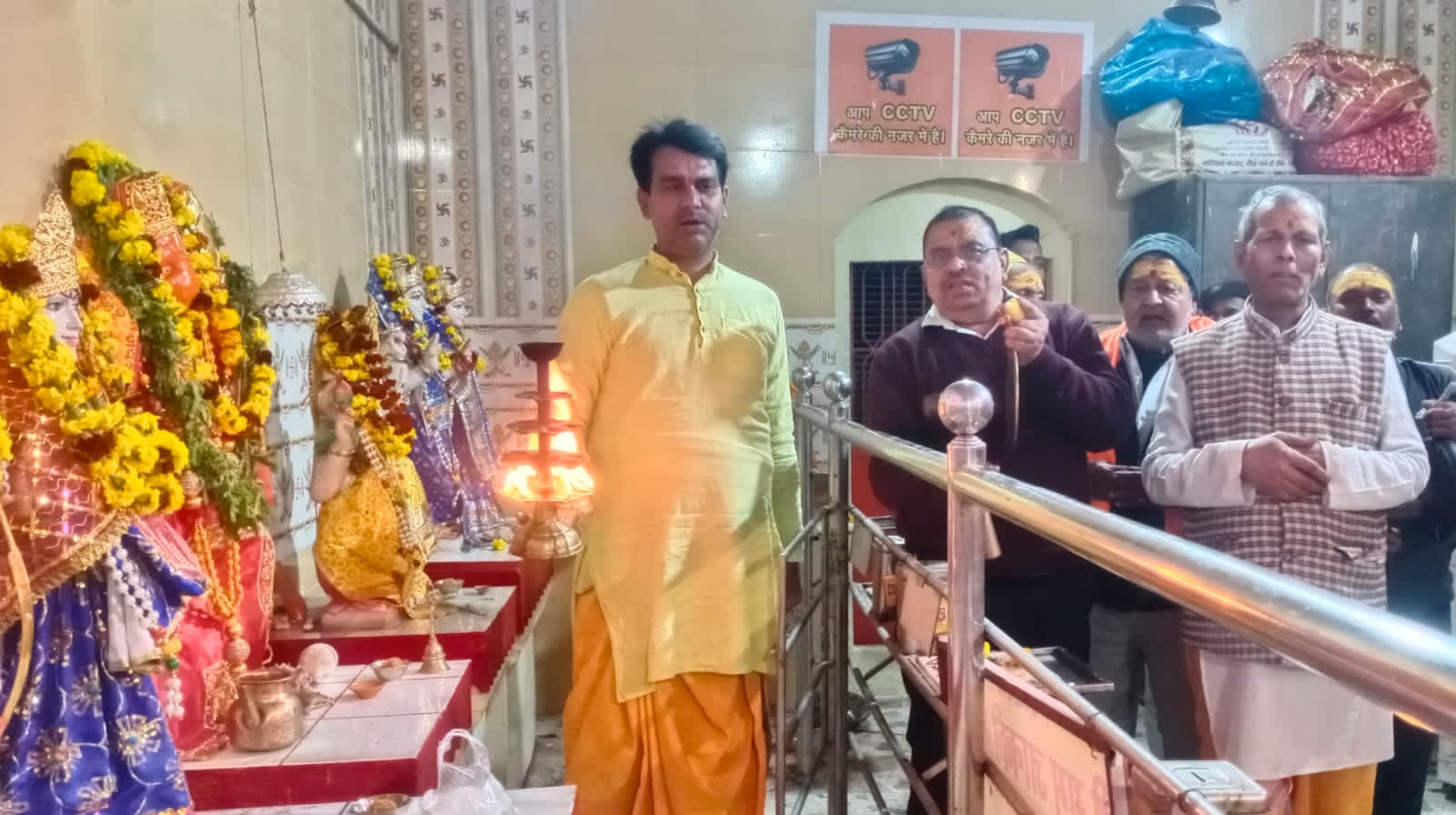 मंगल गीत व हनुमान चालीसा पाठ कर विश्व कल्याण की कामना श्री राम जानकी चित्रगुप्त मंदिर में की गई