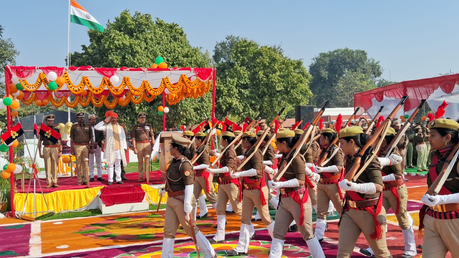 गणतंत्र दिवस पर कैबिनेट मंत्री अनिल राजभर ने पुलिस लाइन में ध्वजारोहण कर पुलिसकर्मियों को सम्मानित कर दिया प्रशस्ति पत्र