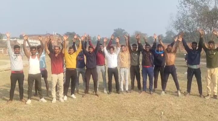 केआईसी खेल मैदान के समीप युवाओं ने चल रहे प्लाटिंग को बंद कराने के लिए किया धरना प्रदर्शन