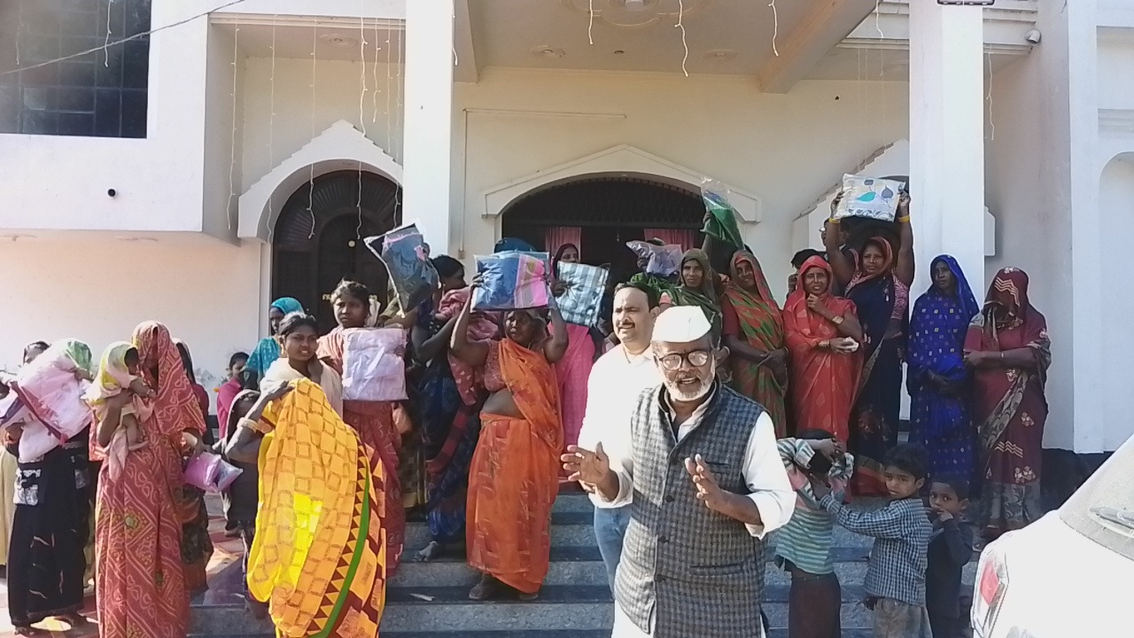 यशोवर्धन के जन्मदिवस पर सांसद सीमा द्विवेदी एवं जज सिंह अन्ना ने किया साड़ी वितरण