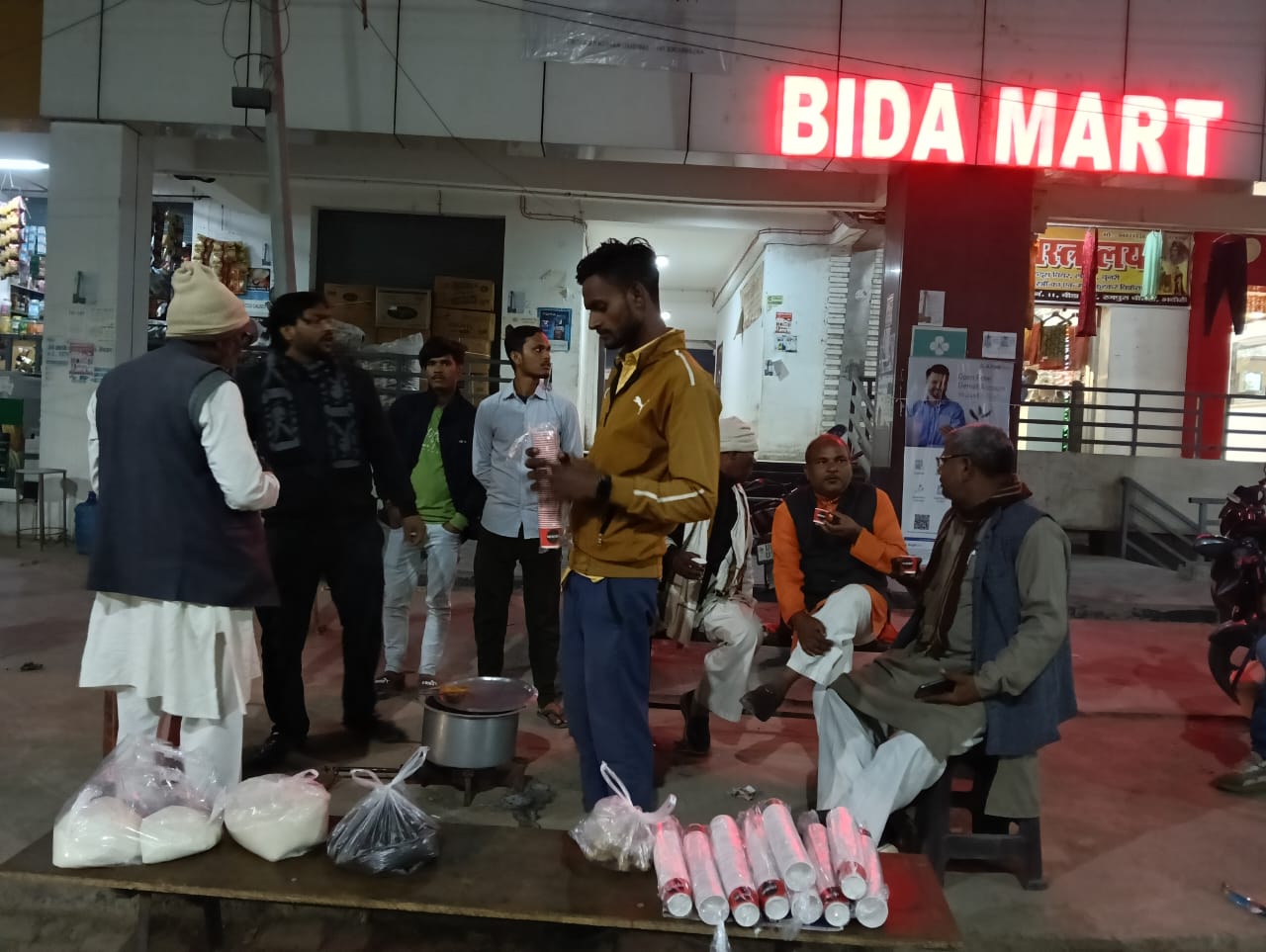 नगर भदोही रजपुरा चौराहे पर श्रद्धालुओं के लिए सेवा कार्य का आयोजन किया गया।