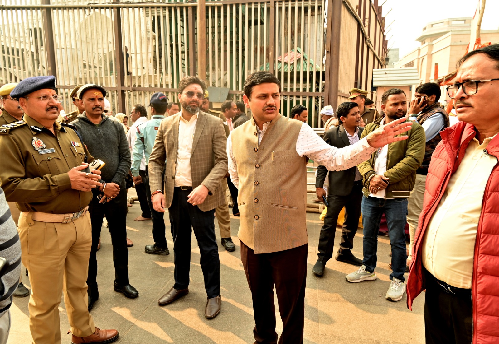महाकुम्भ 2025 के दृष्टिगत धाम में पधारे श्रद्धालुओं के लिए समेकित सुविधाओं का निरीक्षण