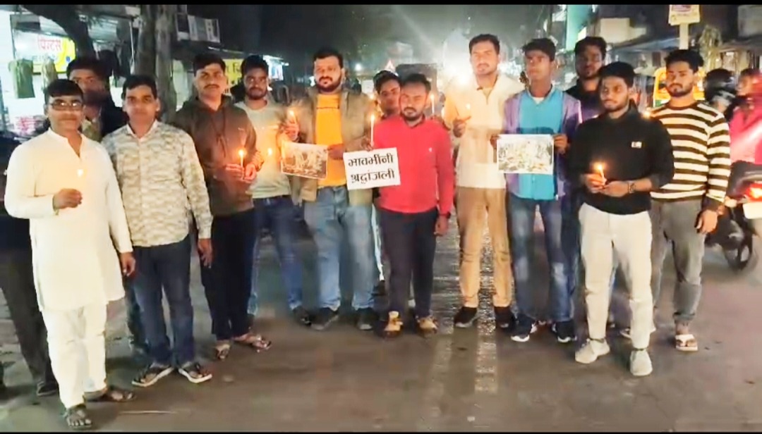 चौबेपुर में युवाओं ने भगदड़ में मरे स्नानार्थियों को दी श्रद्धांजलि